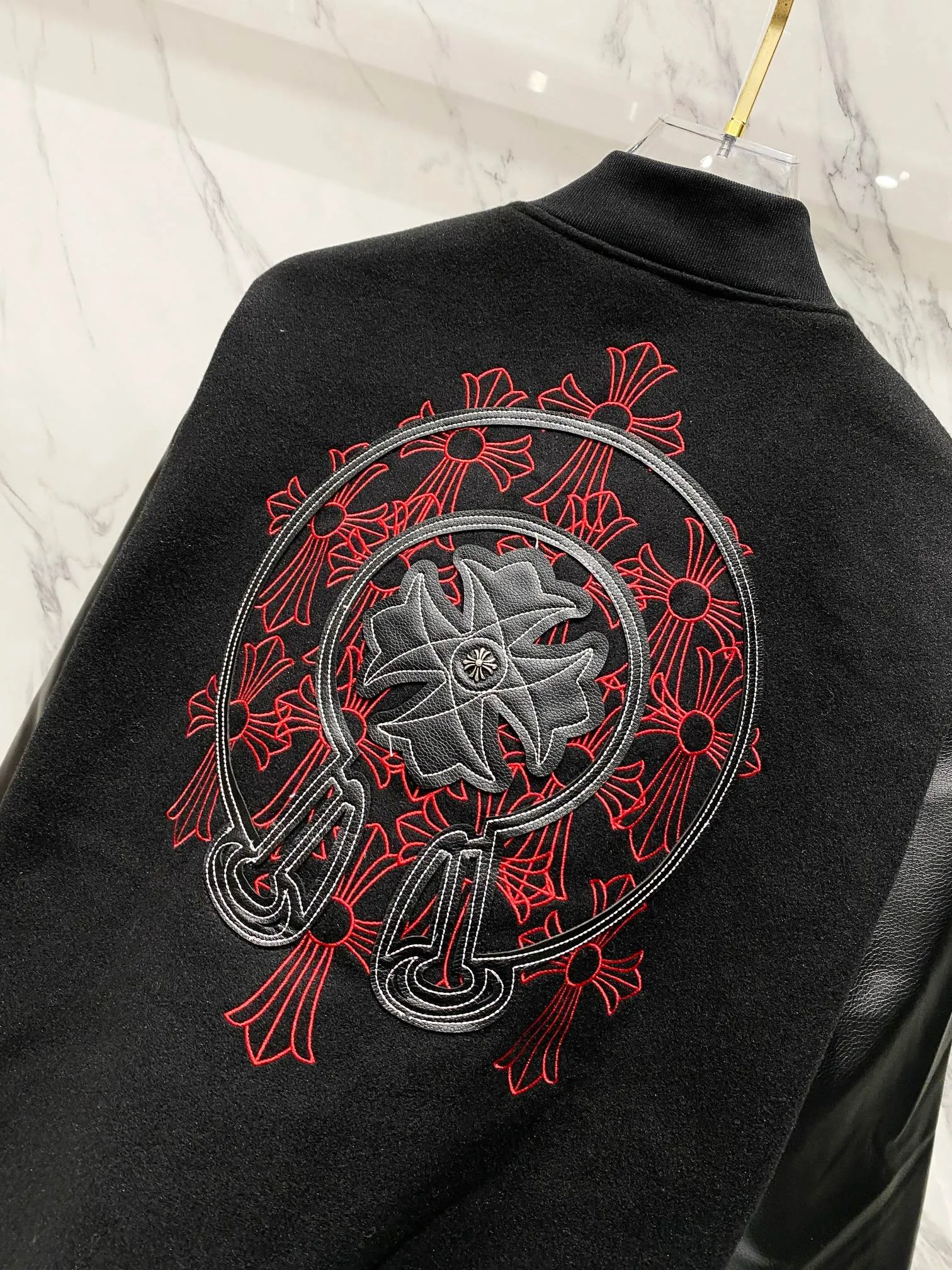 P410 Chromehearts New Crow Heart Horseshoe Cross Baseball Jacket Customized Woolen Fabric Spliced PU Leather Sleeves Heavy Design Exclusive Customized Cross Metal Decoration Full of Dark Style 🔥 Loose Fit Very Handsome for Men and Women Red Label Cross Size: S M L XL (176 145 wear M) S M L 75 77 Sleeve length 65 66 67 68 Shoulder width 54 55 56 57
